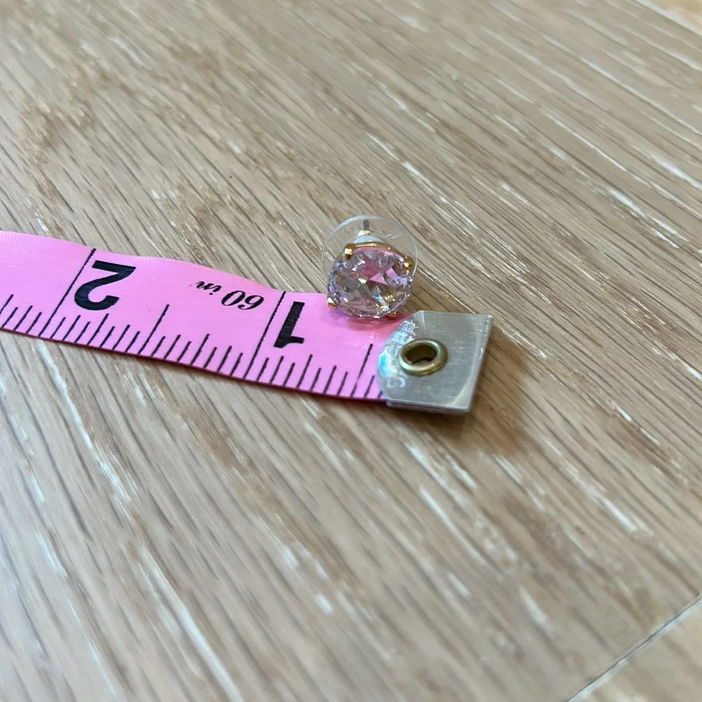 Sparkly studs in clear and gold‎
